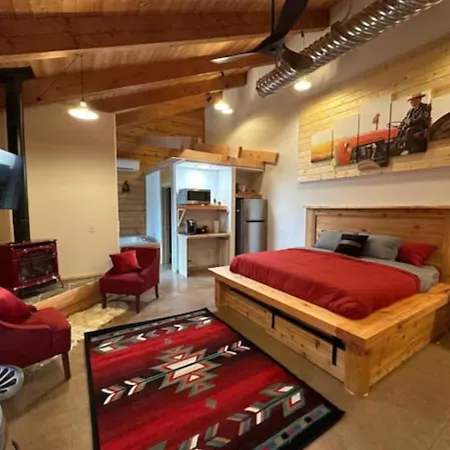 Elk Heights Ranch Serene Getaway - A Rustic Studio